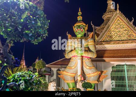 Wat Arun Temple of Dawn Buddhistischer Tempel mit Wächter, die Tore schützen. Bangkok, Thailand Stockfoto