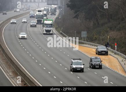 Aktenfoto vom 02/03/21 von einem Notschutzgebiet auf der intelligenten Autobahn M3 in der Nähe von Camberley in Surrey. Rishi Sunak würde neue intelligente Autobahnen verbieten, unzulässige Parkstrafen drosseln und verkehrsarme Viertel überprüfen, um einen so genannten „Krieg gegen Autofahrer“ zu bekämpfen. Ausgabedatum: Samstag, 20. August 2022. Stockfoto