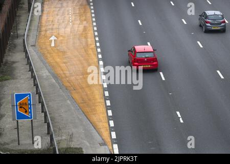 Aktenfoto vom 02/03/21 von einem Notschutzgebiet auf der intelligenten Autobahn M3 in der Nähe von Camberley in Surrey. Rishi Sunak würde neue intelligente Autobahnen verbieten, unzulässige Parkstrafen drosseln und verkehrsarme Viertel überprüfen, um einen so genannten „Krieg gegen Autofahrer“ zu bekämpfen. Ausgabedatum: Samstag, 20. August 2022. Stockfoto