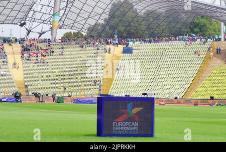 München, Deutschland. 19. August 2022. Leichtathletik: Europameisterschaften, Olympiastadion, Zuschauer haben bei leichtem Regen die vom Dach geschützten Sitze eingenommen. Quelle: Soeren Stache/dpa/Alamy Live News Stockfoto