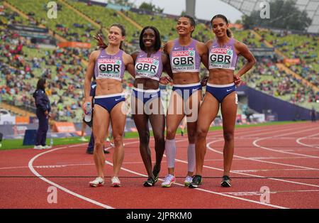 München, Deutschland. 19. August 2022. Leichtathletik: Europameisterschaften, Olympiastadion, Frauen, 4x400-Meter-Staffel, Vorheizen, Das britische Team beendet den ersten Vorlauf. Quelle: Soeren Stache/dpa/Alamy Live News Stockfoto