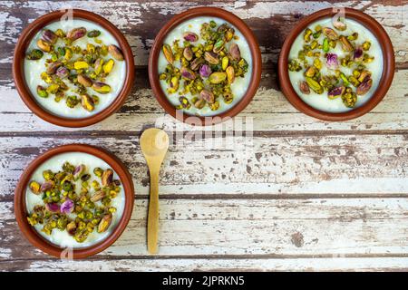 Milch Reis in Töpferschale flach legen, kopieren Raum. Stockfoto