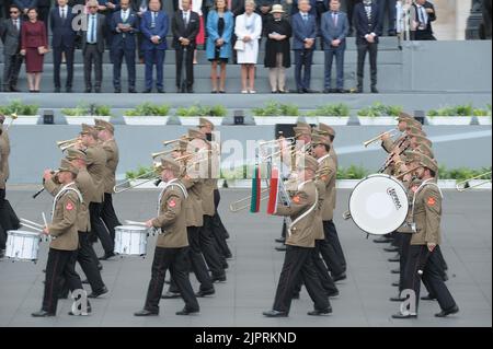 Budapest, Ungarn, 20.. August 2022,das Orchester der Ungarischen Armee marschiert durch den Kossuth Lajos Platz zum 939.. Jahrestag der Finanzierung des christlichen Ungarn, Balint Szentgallay / Alamy Live News Stockfoto