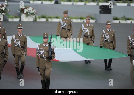 Budapest, Ungarn, 20.. August 2022,Festanhebung der ungarischen Flagge auf dem Kossuth Lajos Platz zum 939.. Jahrestag der Finanzierung des christlichen Ungarn, Balint Szentgallay / Alamy Live News Stockfoto