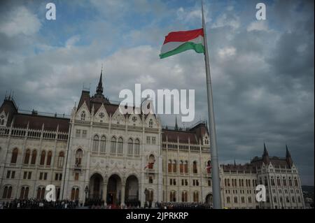 Budapest, Ungarn, 20.. August 2022,Festanhebung der ungarischen Flagge auf dem Kossuth Lajos Platz zum 939.. Jahrestag der Finanzierung des christlichen Ungarn, Balint Szentgallay / Alamy Live News Stockfoto