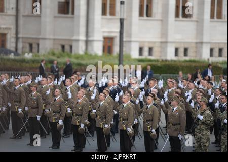 Budapest, Ungarn, 20.. August 2022,Neue Offiziere schwören auf dem Kossuth Lajos-Platz zum 939.. Jahrestag der Finanzierung des christlichen Ungarn, Balint Szentgallay / Alamy Live News Stockfoto