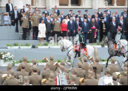 Budapest, Ungarn, 20.. August 2022,die Calavry der ungarischen Armee marschiert durch Kossuth Lajos Platz zum 939.. Jahrestag der Finanzierung des christlichen Ungarn, Balint Szentgallay / Alamy Live News Stockfoto