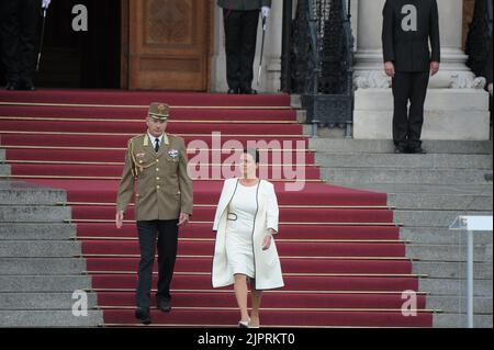 Budapest, Ungarn, 20.. August 2022,Katalin Novák (Präsident von Ungarn) zur Staatszeremonie auf dem Kossuth Lajos-Platz anlässlich des 939.. Jahrestages der Finanzierung des christlichen Ungarn, Balint Szentgallay / Alamy Live News Stockfoto