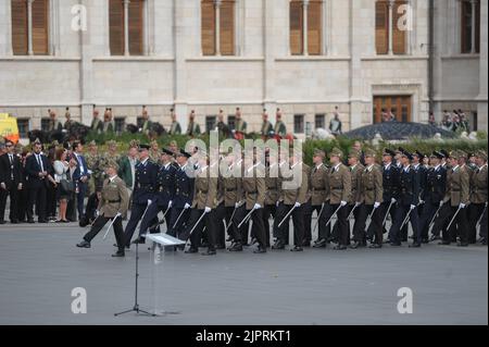 Budapest, Ungarn, 20.. August 2022,Neue Offiziere der ungarischen Armee marschieren durch Kossuth Lajos Platz zum 939.. Jahrestag der Finanzierung des christlichen Ungarn, Balint Szentgallay / Alamy Live News Stockfoto