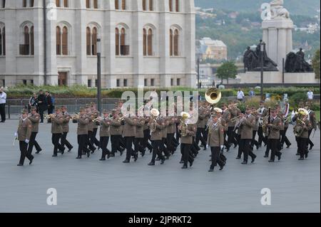 Budapest, Ungarn, 20.. August 2022,das Orchester der Ungarischen Armee marschiert durch den Kossuth Lajos Platz zum 939.. Jahrestag der Finanzierung des christlichen Ungarn, Balint Szentgallay / Alamy Live News Stockfoto