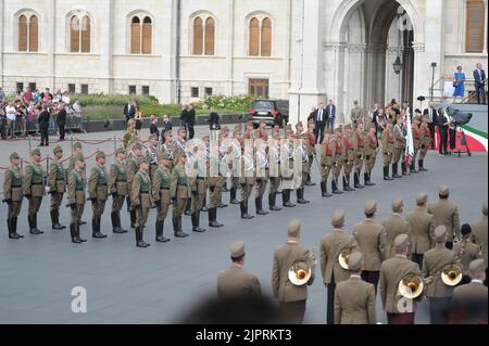 Budapest, Ungarn, 20.. August 2022,die Parade-Einheit der ungarischen Armee auf dem Kossuth Lajos-Platz zum 939.. Jahrestag der Finanzierung des christlichen Ungarn, Balint Szentgallay / Alamy Live News Stockfoto