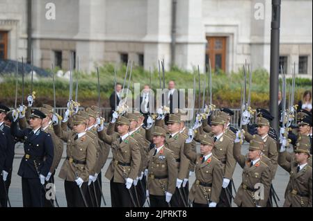 Budapest, Ungarn, 20.. August 2022, frische Offiziere der ungarischen Armee schwingen ihre Schwerter zum 939.. Jahrestag der Finanzierung des christlichen Ungarn, Balint Szentgallay / Alamy Live News Stockfoto