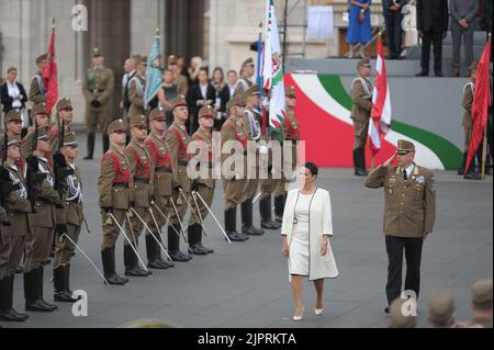 Budapest, Ungarn, 20.. August 2022, Katalin Novák besucht die Parade-Einheit der ungarischen Armee auf dem Kossuth Lajos-Platz zum 939.. Jahrestag der Finanzierung des christlichen Ungarns, Balint Szentgallay / Alamy Live News Stockfoto