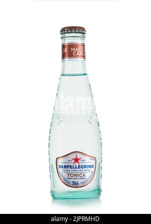 LONDON, UK - 26. MAI 2022: Sanpellegrino italienisches spritzendes Tonic Water auf Weiß. Stockfoto