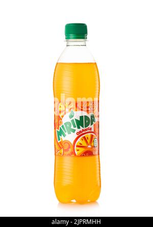 LONDON, UK - 12. MAI 2022: Plastikflasche von Mirinda original orangenem Soda auf Weiß. Stockfoto