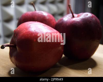 Drei große rote Äpfel. Früchte aus nächster Nähe. Red Chief Äpfel. Stockfoto