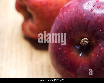 Nasser roter Apfel, Nahaufnahme. Ein Kopierbereich. Stockfoto