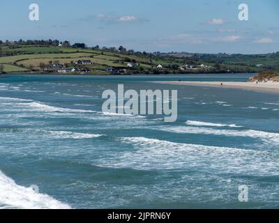 Malerische Bucht. Wunderschöne Natur im Süden Irlands. Blaues Wasser des Atlantischen Ozeans unter klarem Himmel. Küstenlandschaft. Meereswellen krachen an Stockfoto