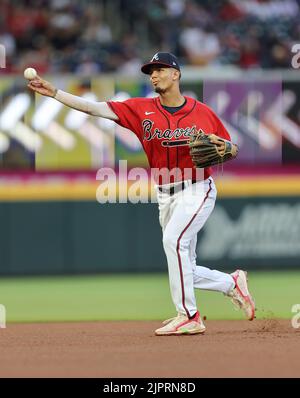 Atlanta, GA. USA; Atlanta Braves Shortstop Vaughn Grissom (18) Felder und wirft an erster Stelle für die out während eines Major League Baseballspiel gegen die Stockfoto