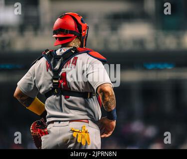 St. Louis Cardinals Catcher Yadier Molina (4) erwartet den Beginn des achten Innings eines MLB-Spiels gegen die Arizona Diamondbacks, Freitag Stockfoto