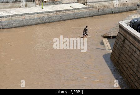 Sanaa. 19. August 2022. Das Foto vom 19. August 2022 zeigt eine überflutete Straße nach heftigem Regen in Sanaa, Jemen. Quelle: Mohammed Mohammed/Xinhua/Alamy Live News Stockfoto