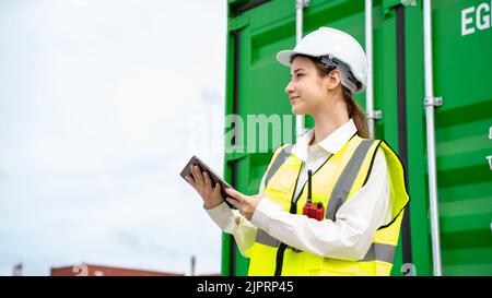 Frau Inspektor Manager Überprüfung Fracht in Container Cargo CustomTerminal Port, Frau verwenden Tablet für die Überprüfung Cargo-Konzept Import Export Transportati Stockfoto