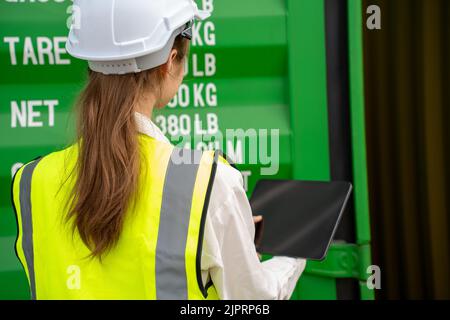 Frau Inspektor Manager Überprüfung Fracht in Container Cargo CustomTerminal Port, Frau verwenden Tablet für die Überprüfung Cargo-Konzept Import Export Transportati Stockfoto