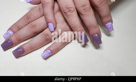 Acryl-Nagelverlängerung, Maniküre, Nagelkorrektur, Hände im Vordergrund. Kopierraum Stockfoto