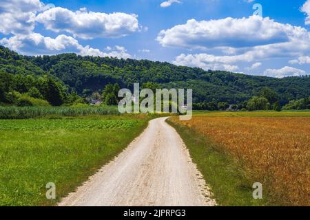 Landstraße durch das Altmühltal (Bayern, Deutschland) Stockfoto