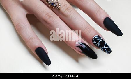 Schritt-für-Schritt-Anleitung zur Nagelverlängerung auf Gelspitzen. Maniküre, Hände im Vordergrund. Kopierraum Stockfoto