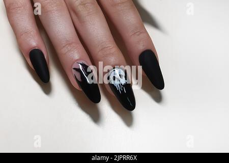 Schritt-für-Schritt-Anleitung zur Nagelverlängerung auf Gelspitzen. Maniküre, Hände im Vordergrund. Kopierraum Stockfoto