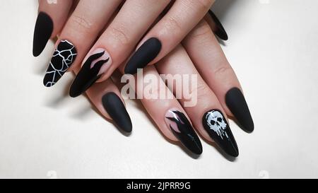 Schritt-für-Schritt-Anleitung zur Nagelverlängerung auf Gelspitzen. Maniküre, Hände im Vordergrund. Kopierraum Stockfoto