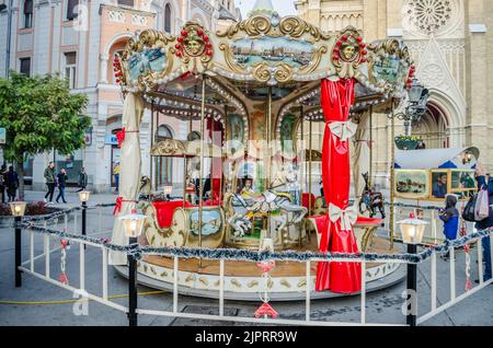 Novi Sad, Serbien - Dezember 13. 2019: Innenstadt Von Novi Sad. Die Dekorationen auf dem Kinderkarussell mit Holzpferden Stockfoto