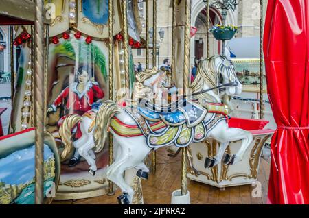 Novi Sad, Serbien - Dezember 13. 2019: Innenstadt Von Novi Sad. Die Dekorationen auf dem Kinderkarussell mit Holzpferden Stockfoto