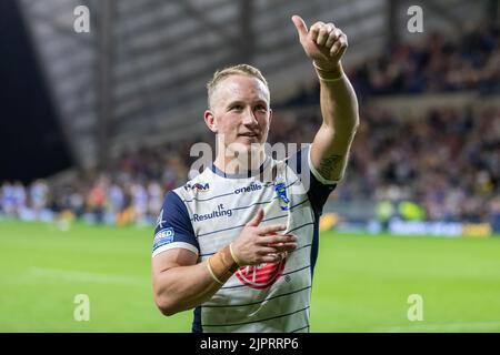 Leeds, Großbritannien. 19. August 2022. Jason Clark #14 von Warrington Wolves begrüßt die Unterstützer in Vollzeit am 8/19/2022 in Leeds, Großbritannien. (Foto von James Heaton/News Images/Sipa USA) Quelle: SIPA USA/Alamy Live News Stockfoto