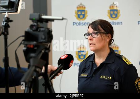 Polizeichef Petra Stenkula bei einer Pressekonferenz bezüglich der Schüsse im Einkaufszentrum Emporia gestern, bei der ein 31-jähriger Mann zu Tode geschossen und eine vorbeifahrende Frau verletzt wurde. Ein 15-jähriger Junge wurde wegen des Mordes von der Polizei verhaftet.Malmö, Schweden, 20. August 2022. Foto: Johan Nilsson / TT / Code 50090 Stockfoto