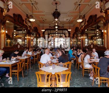 Interieur des Majestic Cafe, einem historischen Cafe in der Rua Santa Caterina in Porto, Portugal. Stockfoto