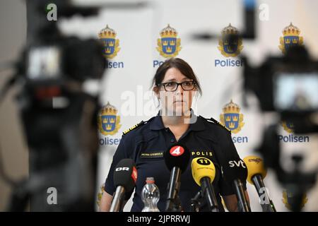 Polizeichef Petra Stenkula bei einer Pressekonferenz bezüglich der Schüsse im Einkaufszentrum Emporia gestern, bei der ein 31-jähriger Mann zu Tode geschossen und eine vorbeifahrende Frau verletzt wurde. Ein 15-jähriger Junge wurde wegen des Mordes von der Polizei verhaftet. Malmö, Schweden, 20. August 2022. Foto: Johan Nilsson / TT / Code 50090 Stockfoto