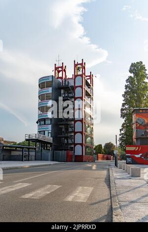 Eine vertikale Aufnahme des Autodromo Enzo e Dino Ferrari Gebäudes in Imola, Italien Stockfoto