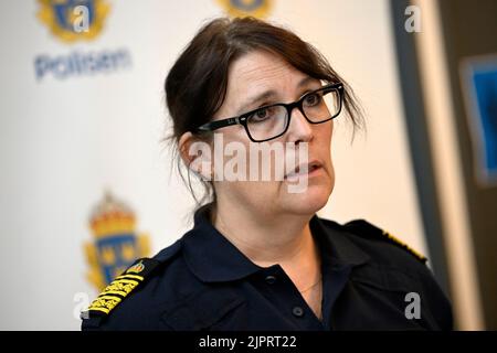 Polizeichef Petra Stenkula bei einer Pressekonferenz bezüglich der Schüsse im Einkaufszentrum Emporia gestern, bei der ein 31-jähriger Mann zu Tode geschossen und eine vorbeifahrende Frau verletzt wurde. Ein 15-jähriger Junge wurde wegen des Mordes von der Polizei verhaftet.Malmö, Schweden, 20. August 2022. Foto: Johan Nilsson / TT / Code 50090 Stockfoto