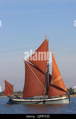 Die Thames-Segelschiff Barge George Smeed in Vollsegel, Blackwater Estuary, Essex. Stockfoto