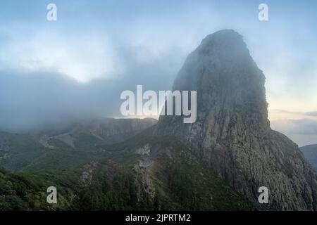 Eine malerische Aussicht auf Mirador de los Roques, Roque de Agando im Garajonay Nationalpark, La Gomera, Kanarische Inseln Stockfoto