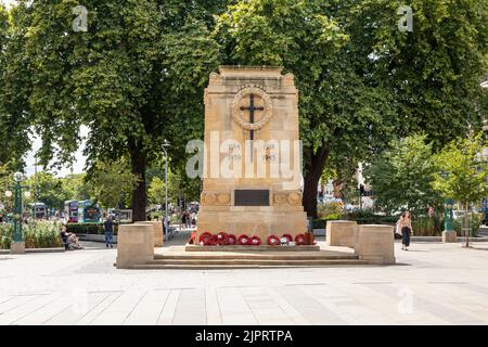 Das Bristol Cenotaph war Memorial im Zentrum von Bristol mit Mohnkränzen an der Basis, City of Bristol, England, Großbritannien Stockfoto