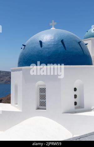 Nahaufnahme einer der berühmten Blauen Kuppeln von Oia am Rande der Caldera in Oia, Santorini, Kykladen-Inseln, Griechenland, Europa Stockfoto