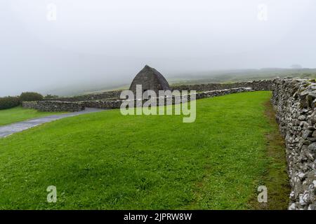 Ein Blick auf die frühchristliche Kirche des Gallarus Oratory in der Grafschaft Kerry an einem nebligen Morgen Stockfoto