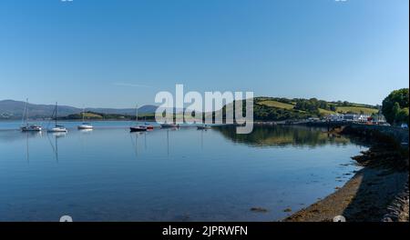 Bantry, Irland -12. August 2022: Viele Segelboote ankerten in den ruhigen Gewässern der Bantry Bay am Rande des Dorfes Bantry Stockfoto