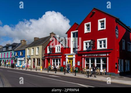 Dingle, Irland - 7. August 2022: Farbenfrohe Häuser an der Hauptstraße des malerischen Dorfes Dingle in der Grafschaft Kerry Stockfoto