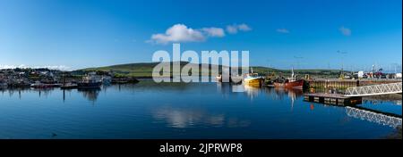 Dingle, Irland - 7. August 2022: Panoramasicht auf den Fischereihafen und Docks am Hafen von Dingle in der Grafschaft Kerry Stockfoto