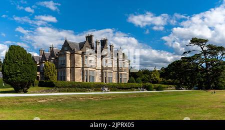 Muckross, Irland - 10. August 2022: Blick auf das Herrenhaus Muckross im Killarney National Park in der Grafschaft Kerry im Westen Irlands Stockfoto