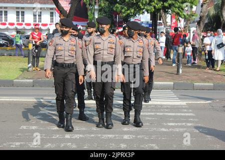 Die Polizei patrouilliert um den Staatspalast und das Nationaldenkmal während der indonesischen Unabhängigkeitstag-Gedenkfeiern 77. Stockfoto